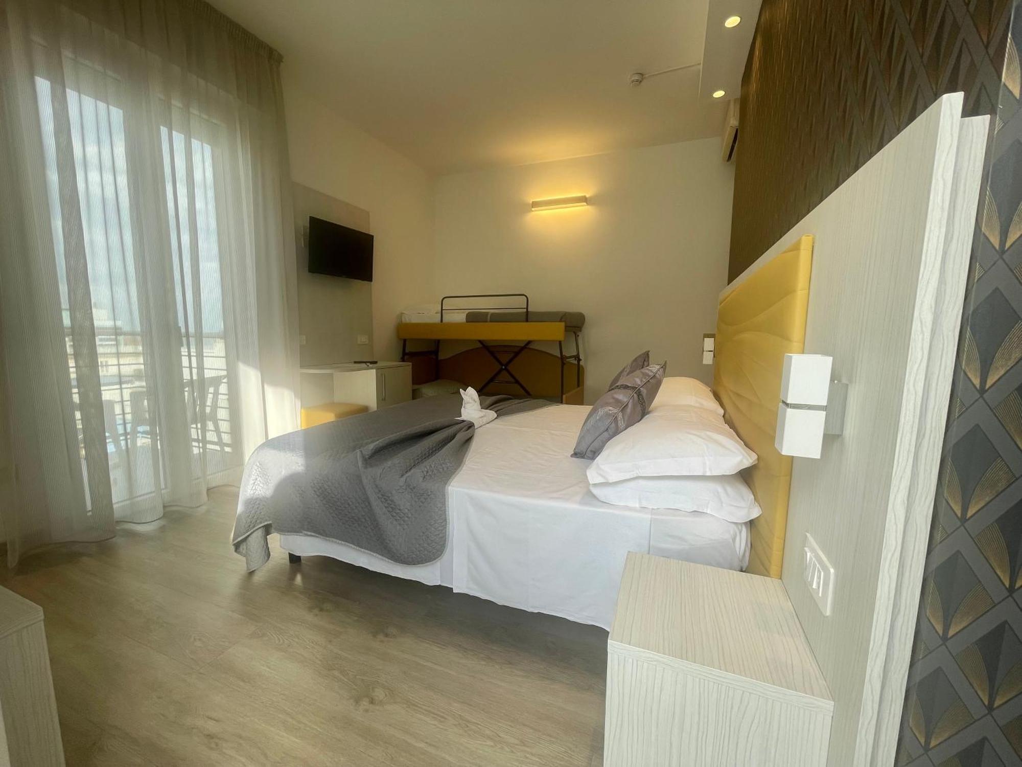 Hotel Eiffel Rimini Bagian luar foto